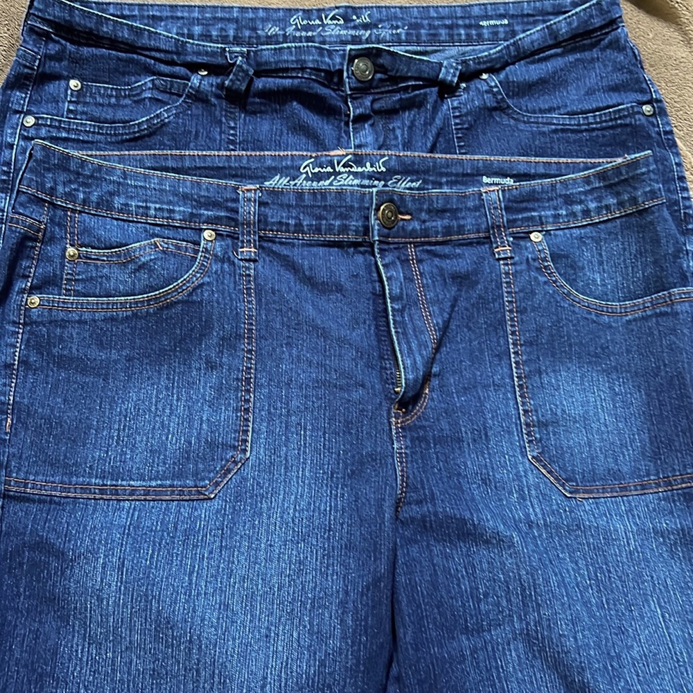 Lot of two Gloria Vanderbilt Bermuda style shorts